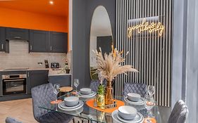 Amazing 3 Bedroom Flat I Next To Brighton Beach & Shopping Center